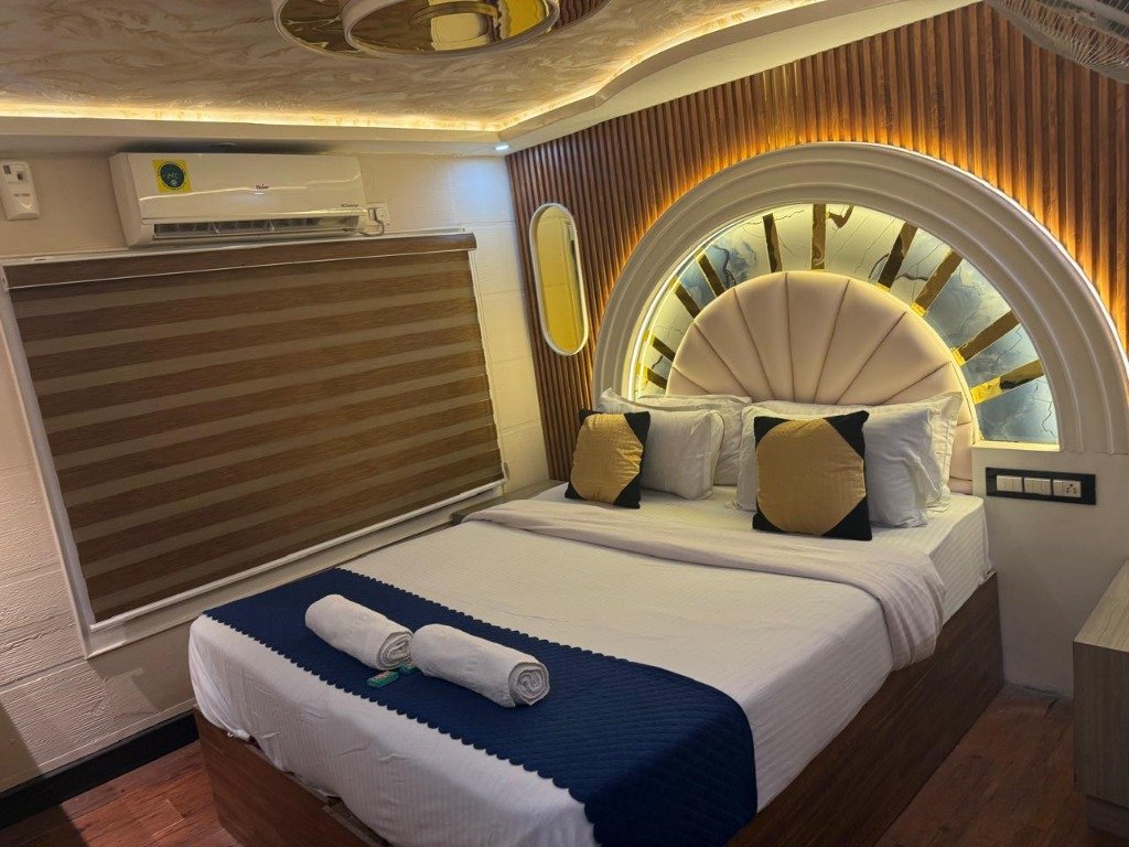 Premium AC houseboat bedroom interior