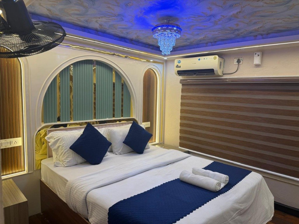 Deluxe bedroom with scenic window