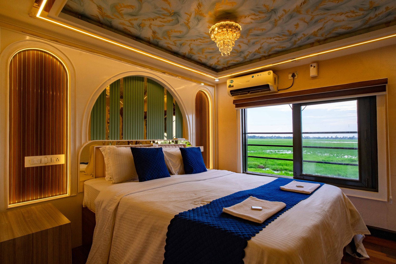  Luxury Houseboat Bedroom Suite