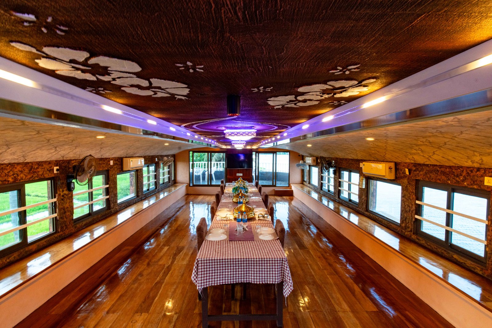 Premium Houseboat Dining